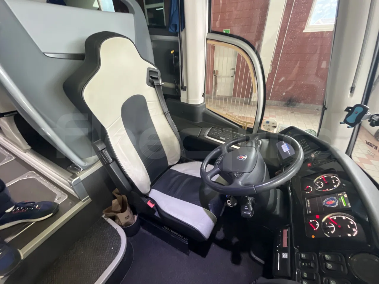 Irizar i6 12.37 - EUR6 - 331kW - 12.200m - driver's seat photo
