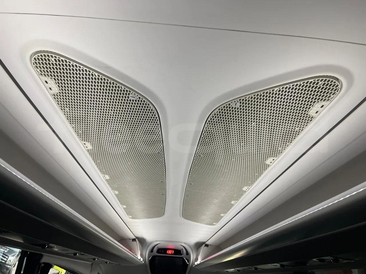 Irizar i6 12.37 - EUR6 - 331kW - 12.200m - footrest detail photo