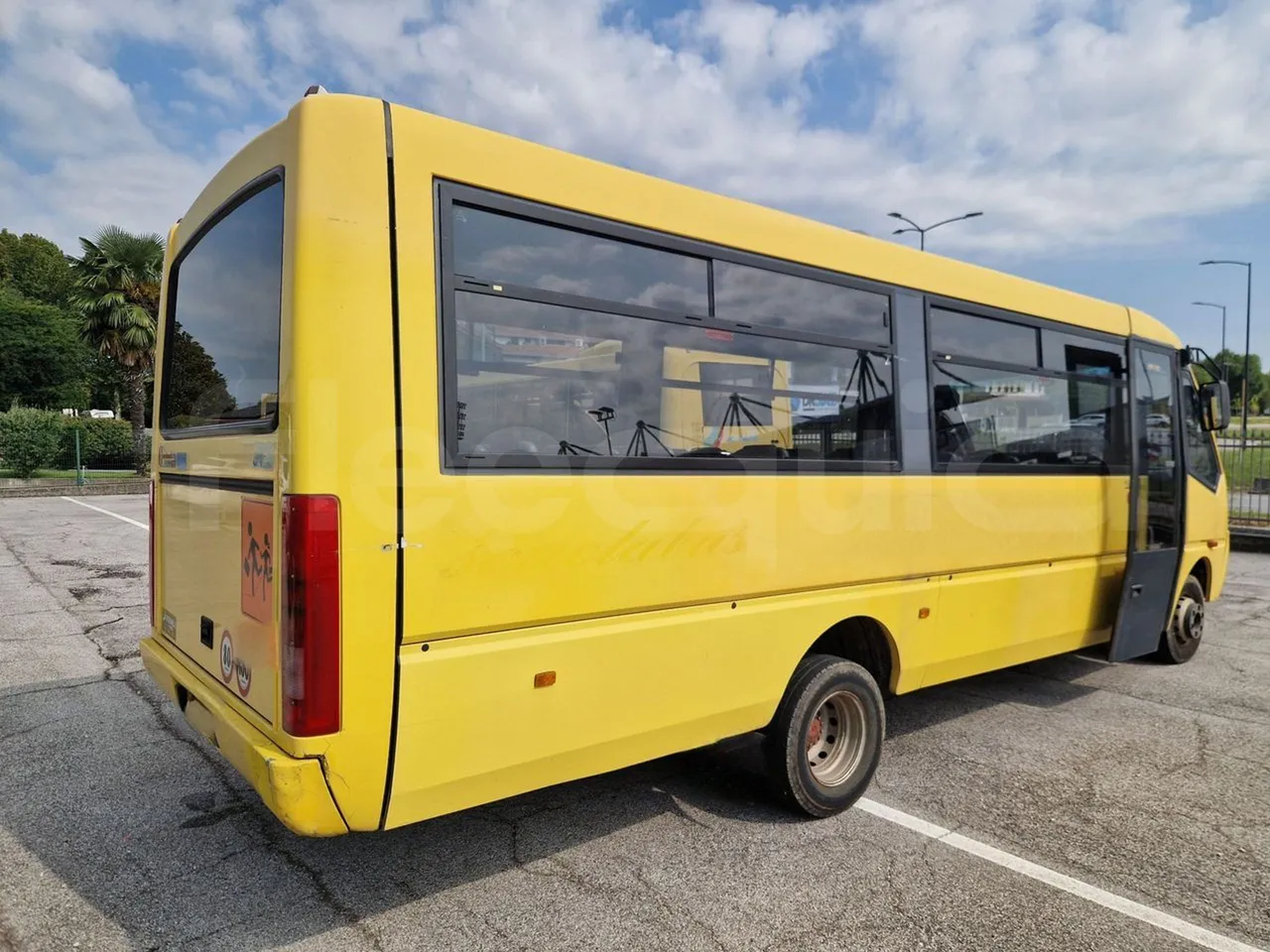 Iveco Cacciamali 65C15/70-EUR3 -107 Kw - 7,92 Mt - 3/4 right rear doors open