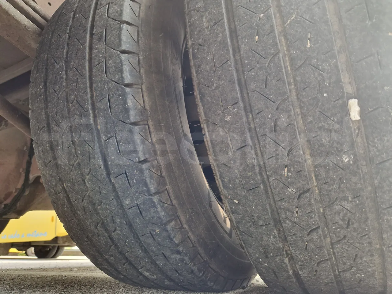 Iveco Cacciamali 65C15/70-EUR3 -107 Kw - 7,92 Mt - tread condition front tires left