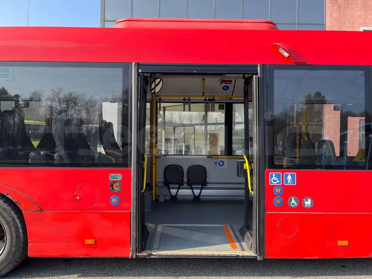 Solaris Urbino 12 - Euro6 - 240kW - 12mt - front door 2 open