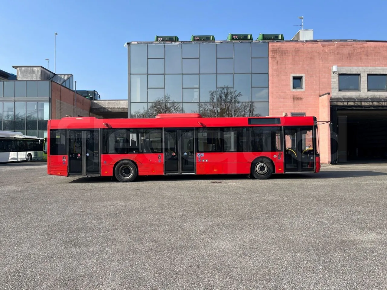 Solaris Urbino 12 - Euro6 - 240kW - 12mt - right side doors closed