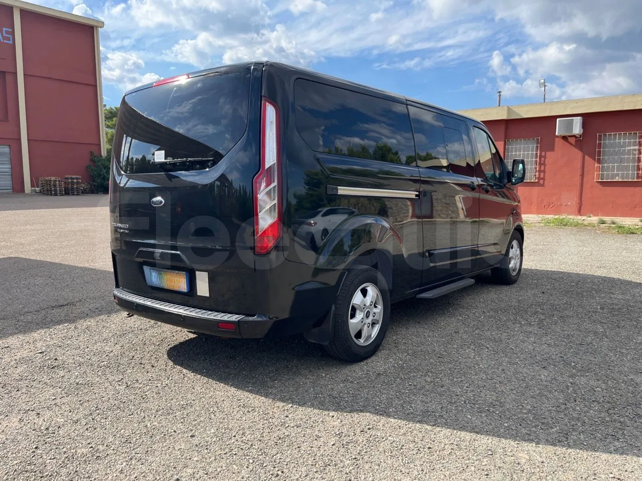 Ford Tourneo Custom YNFA1DBX - EUR6 - 125kW - 5.34m - 3/4 right rear doors closed