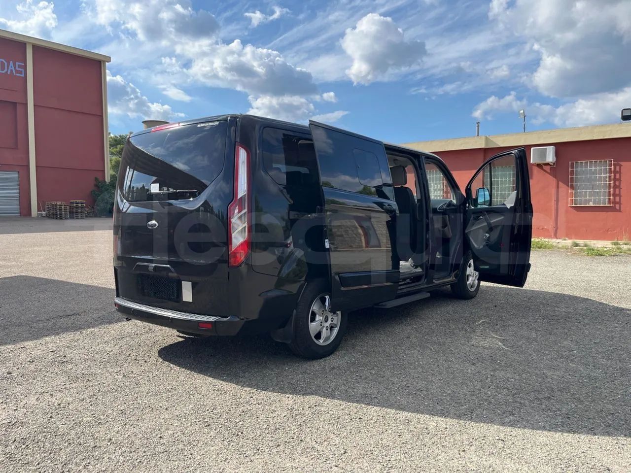 Ford Tourneo Custom YNFA1DBX - EUR6 - 125kW - 5.34m - 3/4 right rear doors open