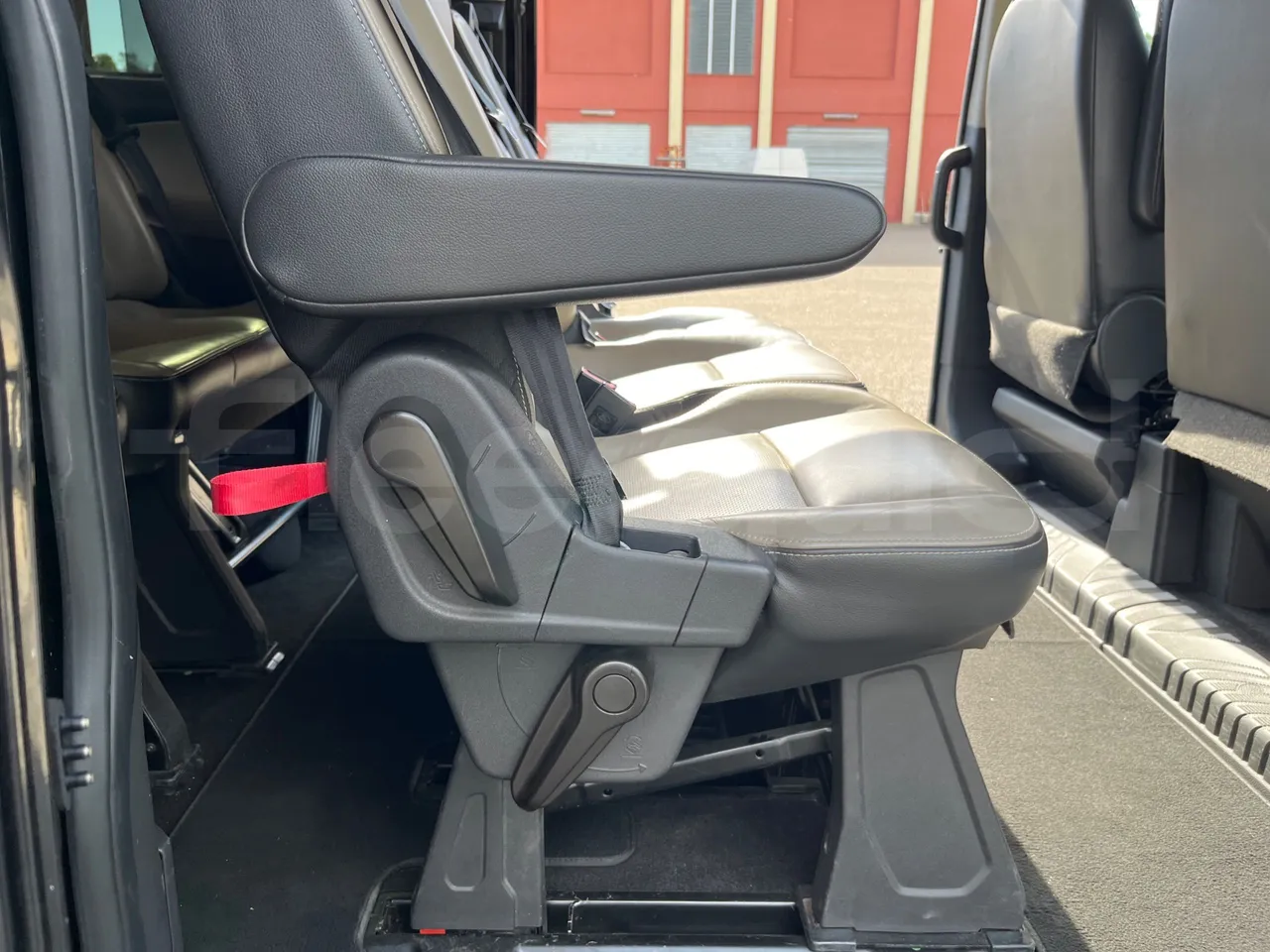 Ford Tourneo Custom YNFA1DBX - EUR6 - 125kW - 5.34m - armrest detail photo