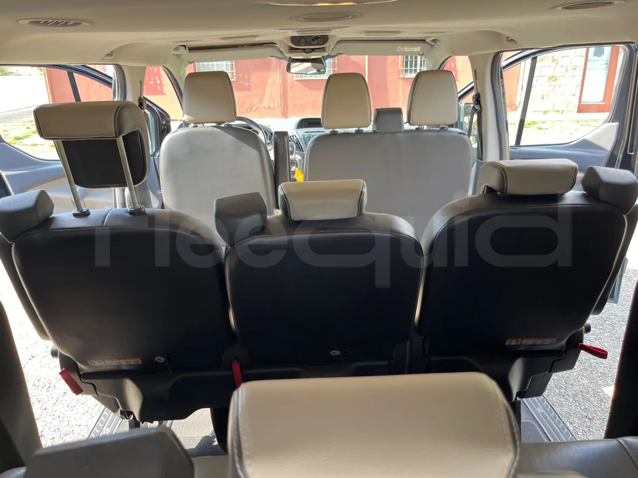 Ford Tourneo Custom YNFA1DBX - EUR6 - 125kW - 5.34m - forward view middle aisle