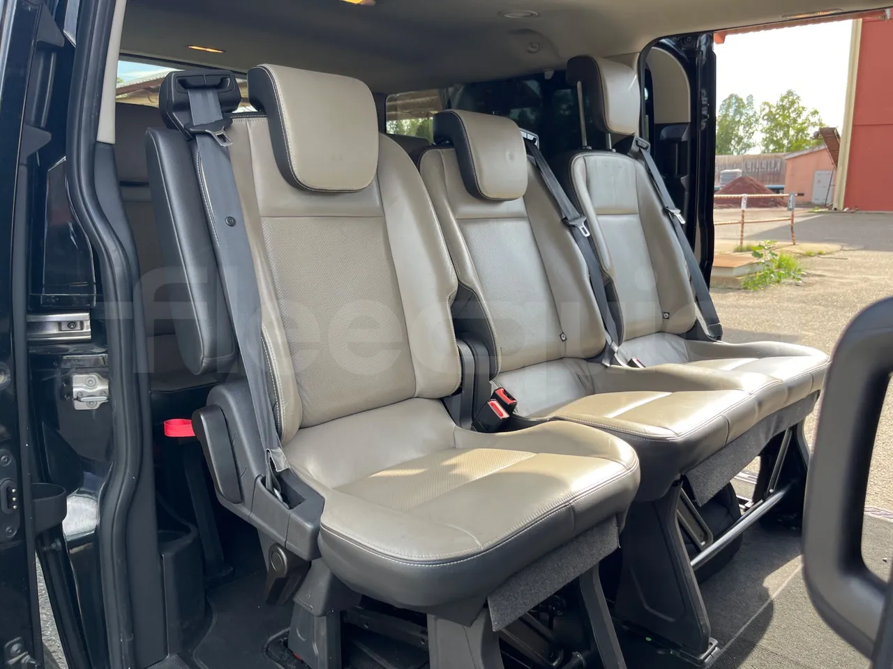 Ford Tourneo Custom YNFA1DBX - EUR6 - 125kW - 5.34m - reverse view middle aisle