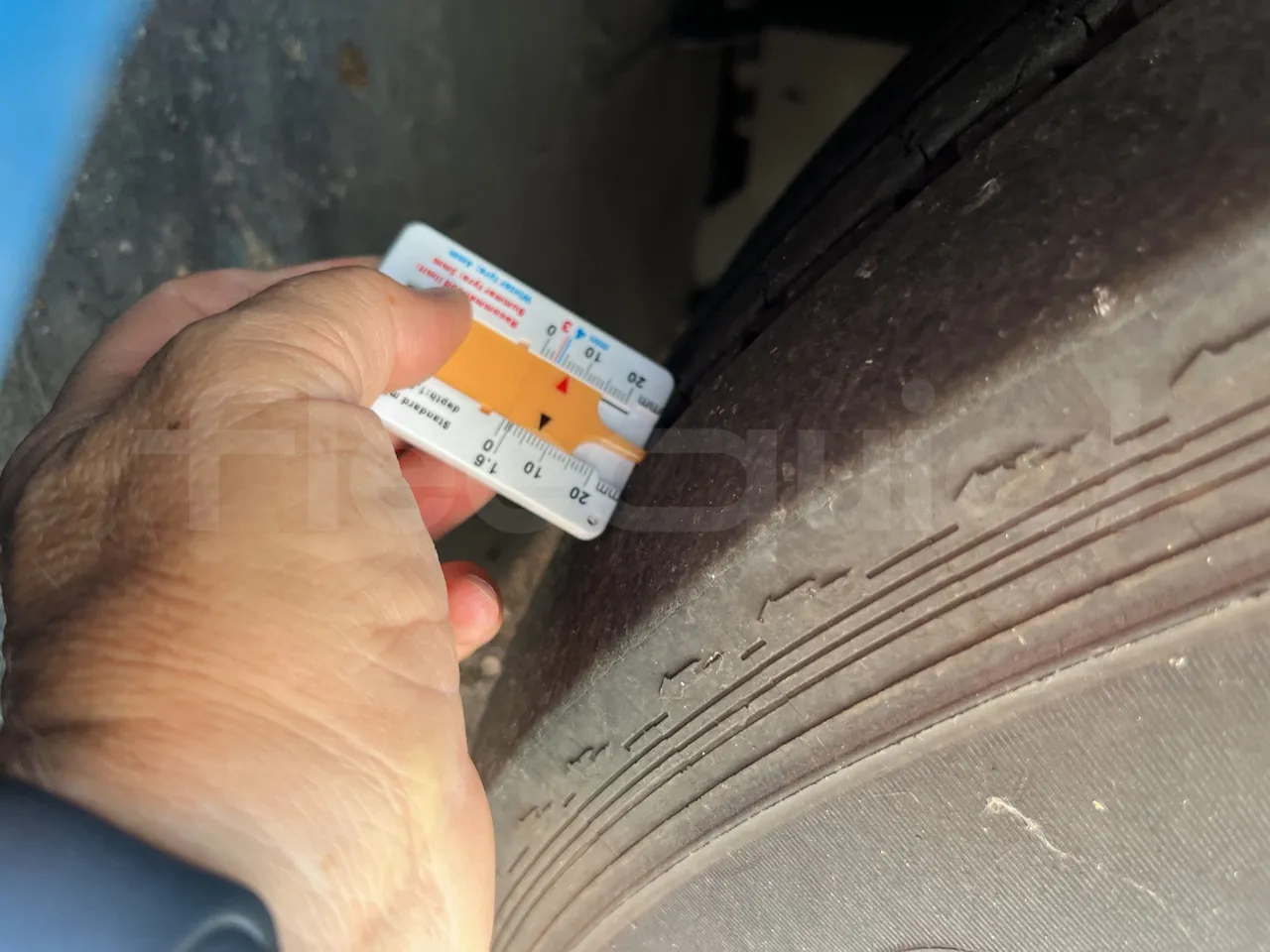 Iveco Crossway - First Axle Left Side: Tyre Thickness