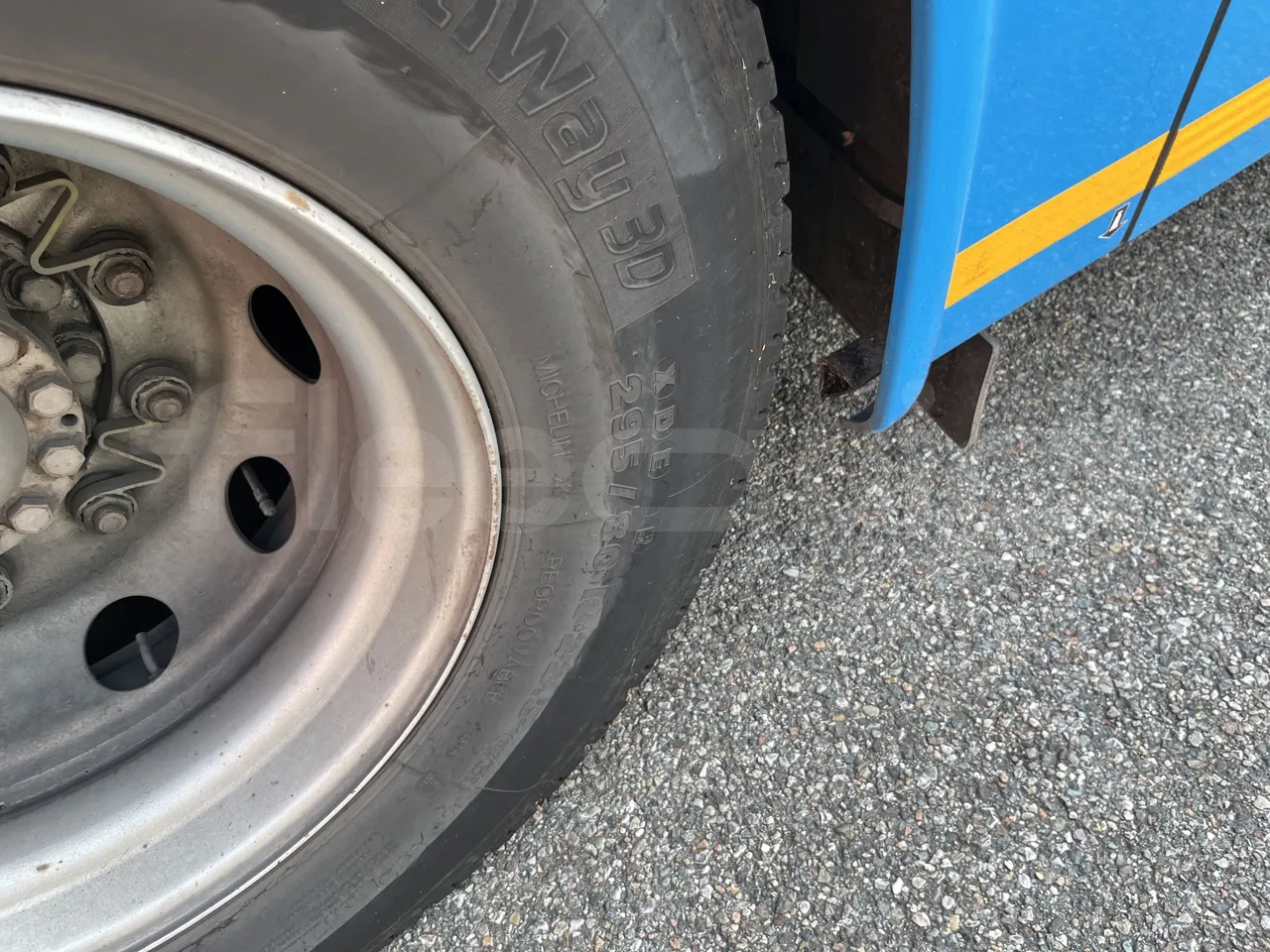 Iveco Crossway - Second Axle Left Side: Tyre Size