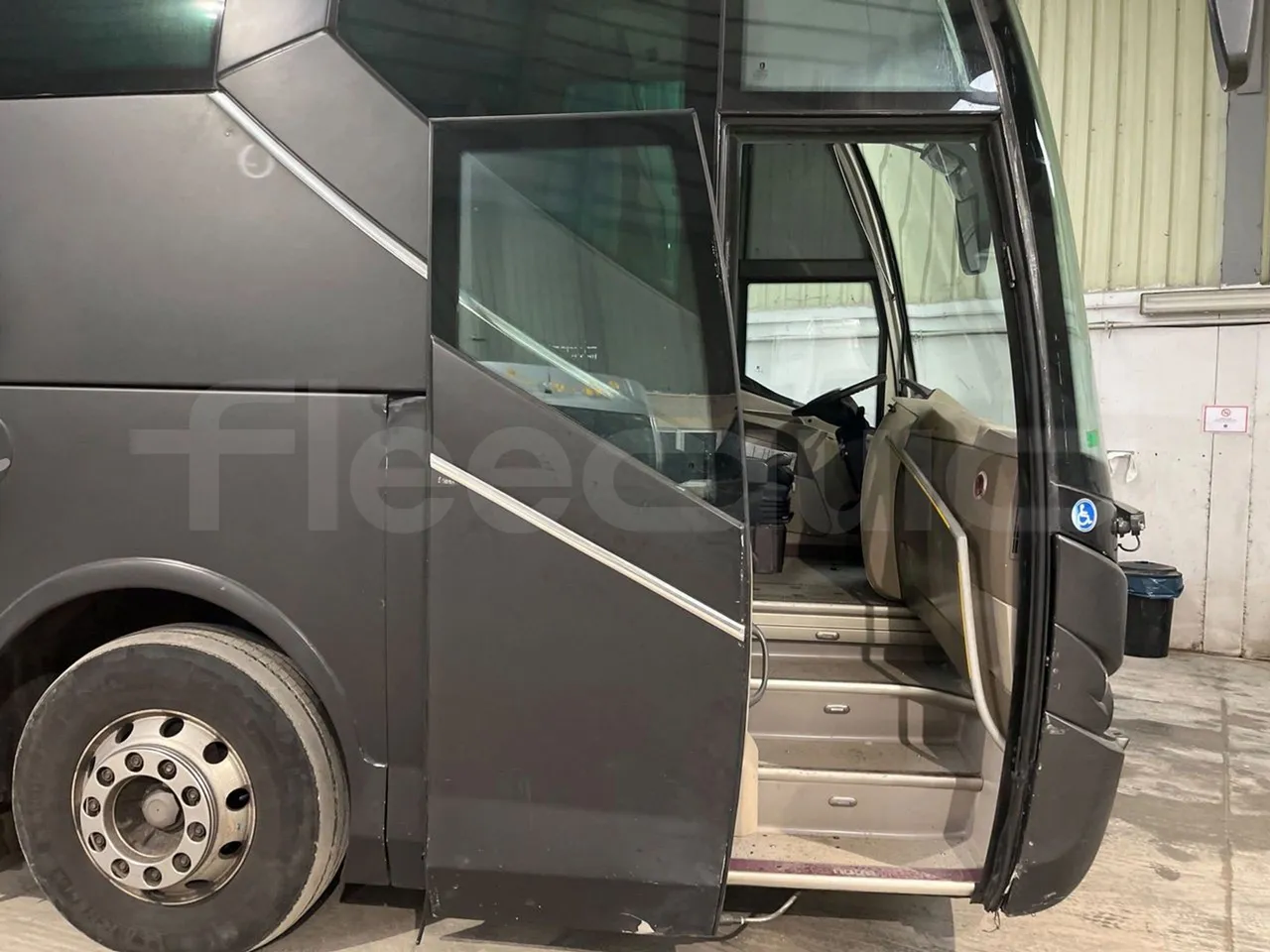 Volvo B12B 4X2 DH12E420 - Euro 4 - 309 kW - 12.200 mt - front door 1 open
