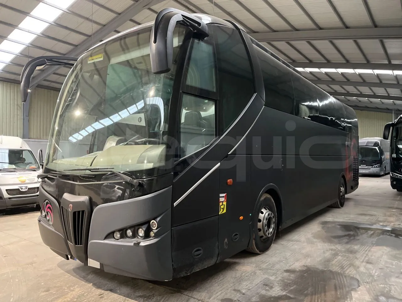 Volvo B12B 4X2 DH12E420 - Euro 4 - 309 kW - 12.200 mt - 3/4 front left