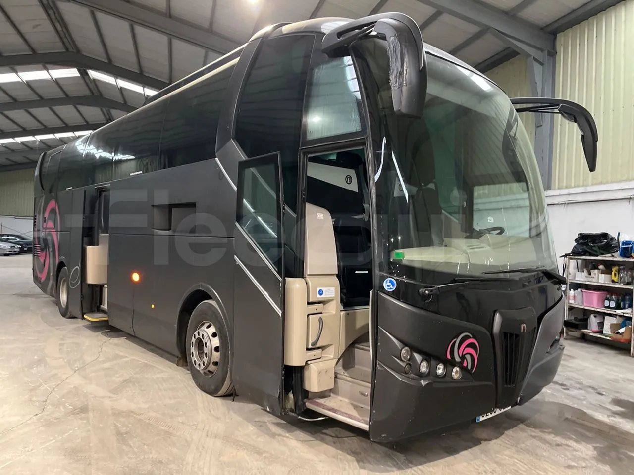 Volvo B12B 4X2 DH12E420 - Euro 4 - 309 kW - 12.200 mt - 3/4 right front doors open