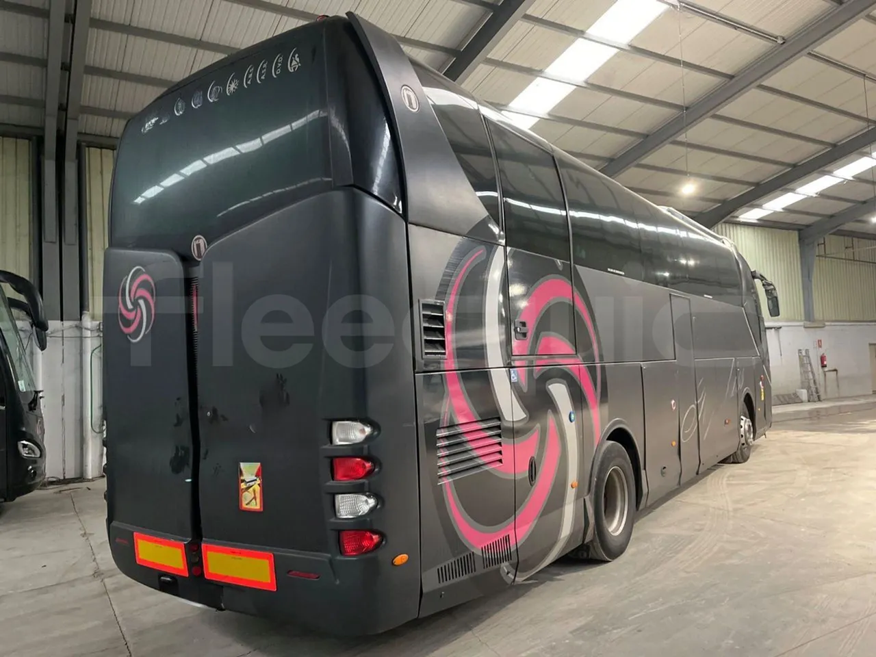 Volvo B12B 4X2 DH12E420 - Euro 4 - 309 kW - 12.200 mt - 3/4 right rear doors closed