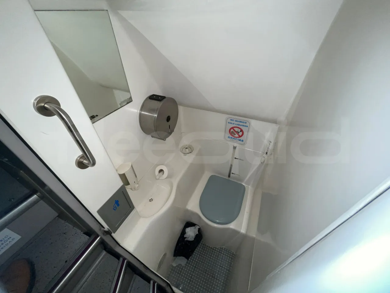 Volvo B12B 4X2 DH12E420 - Euro 4 - 309 kW - 12.200 mt - toilette accessories photo