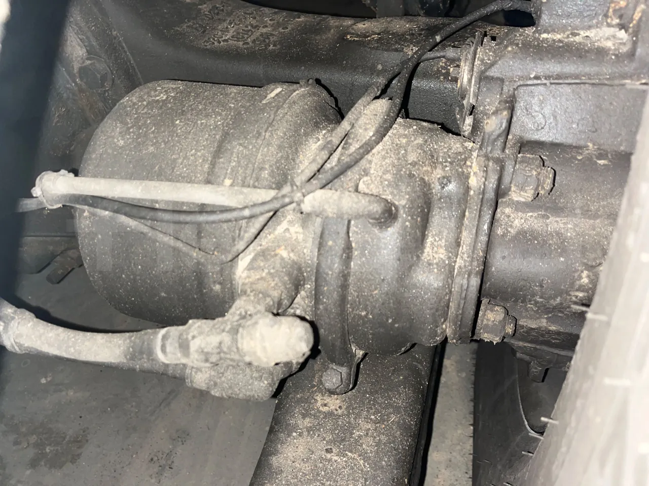 Volvo B12B 4X2 DH12E420 - Euro 4 - 309 kW - 12.200 mt - axle 2 caliper brakes right