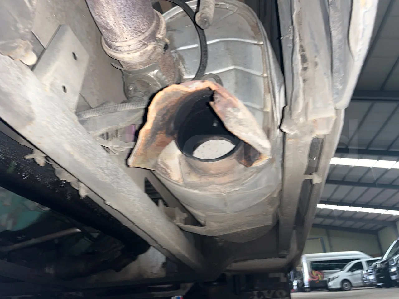 Volvo B12B 4X2 DH12E420 - Euro 4 - 309 kW - 12.200 mt - exhaust photo