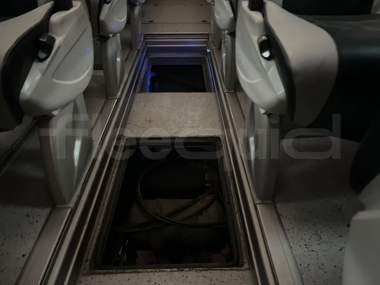 Volvo B12B 4X2 DH12E420 - Euro 4 - 309 kW - 12.200 mt - floor hatches photo