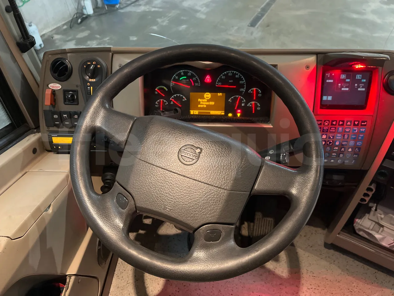 Volvo B12B 4X2 DH12E420 - Euro 4 - 309 kW - 12.200 mt - steering wheel photo