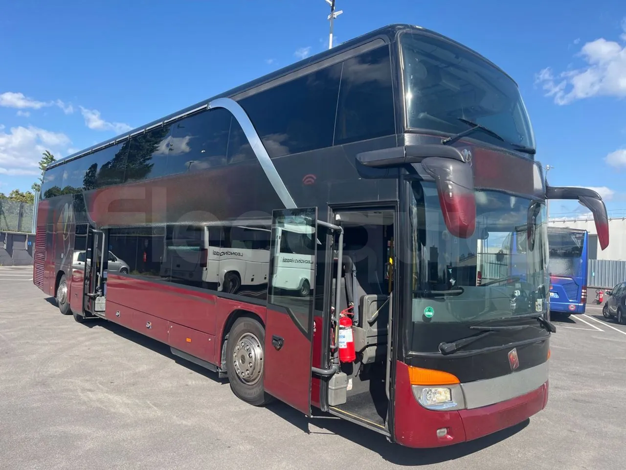 Setra S431 DT-E3/ Euro 3 - 370 Kw - 13.890 Mt - 3/4 right front doors open