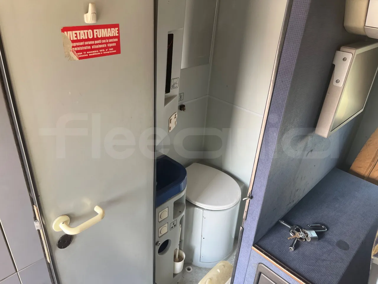 Setra S431 DT-E3/ Euro 3 - 370 Kw - 13.890 Mt - toilette accessories photo