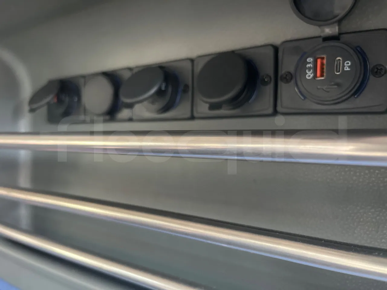 Setra S431 DT-E3/ Euro 3 - 370 Kw - 13.890 Mt - usb charging detail