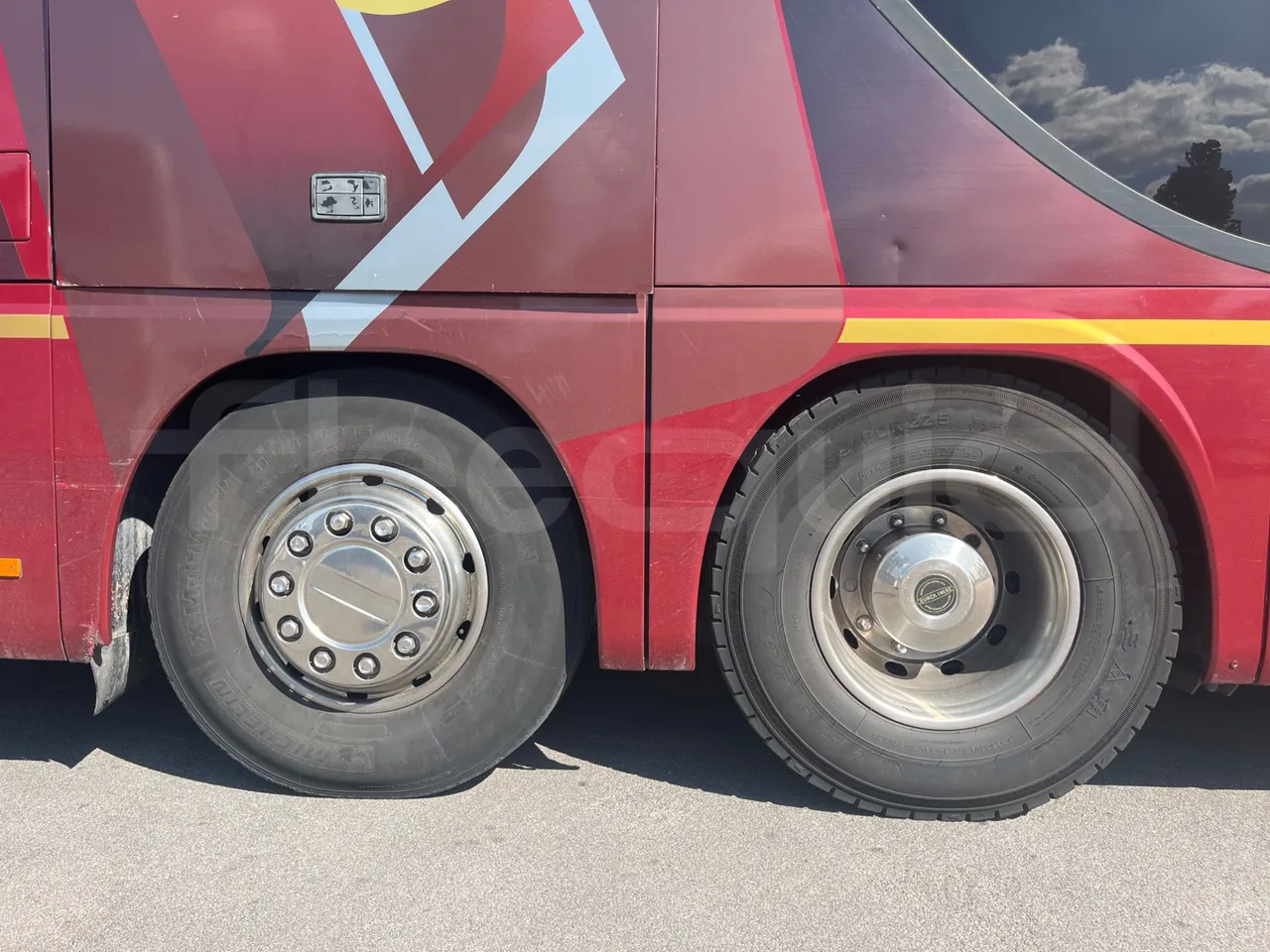 Setra S431 DT-E3/ Euro 3 - 370 Kw - 13.890 Mt - rear left tire photo