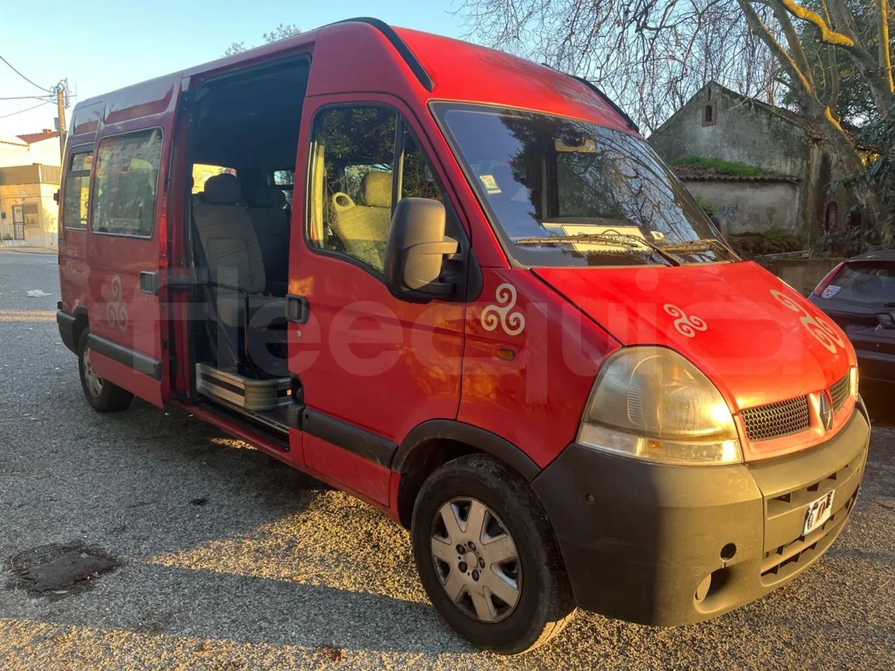 Renault Master NDDUL6 - Euro 4 - 84 kW - 6.3 mt - 3/4 right front doors open
