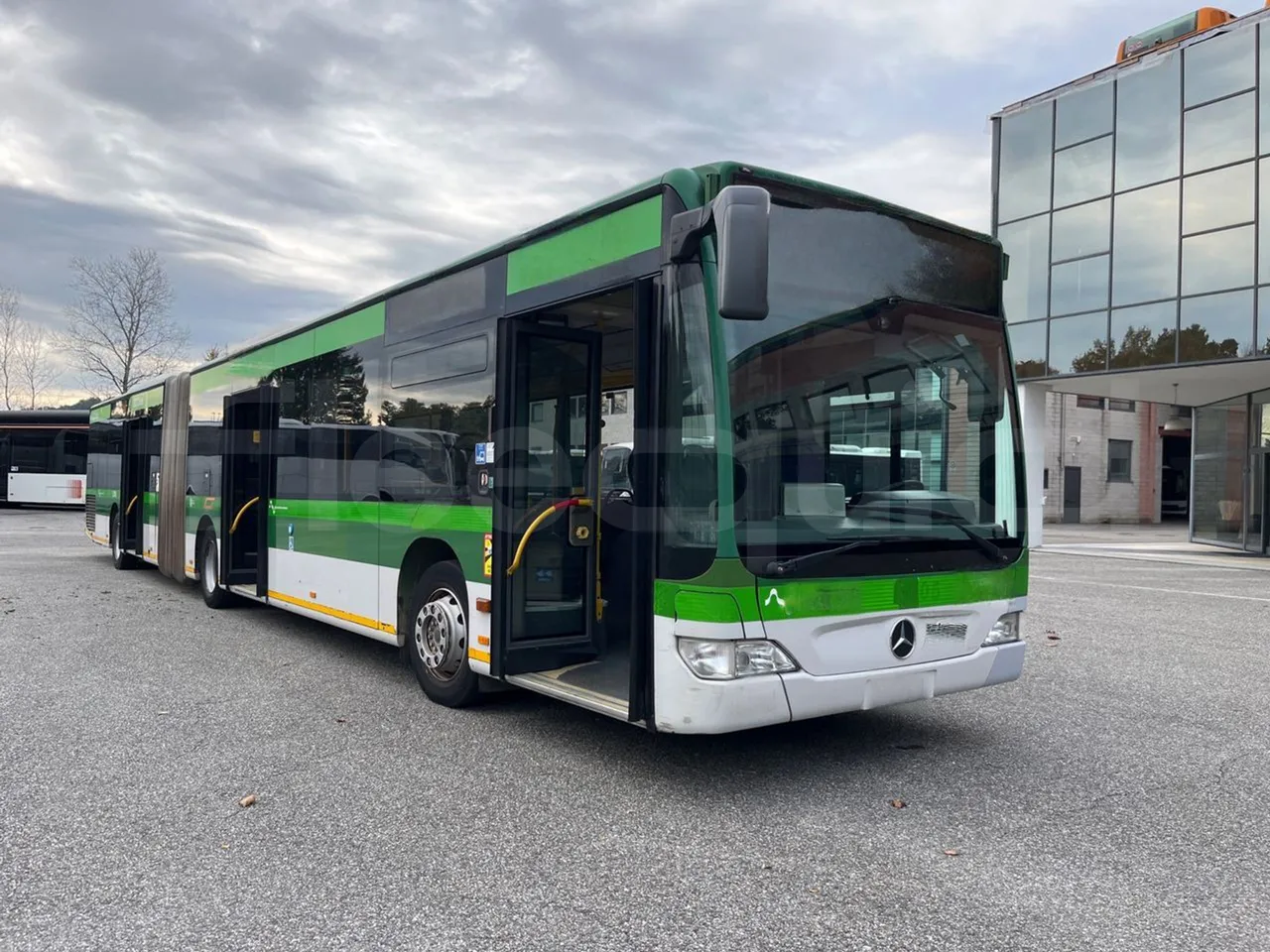 Mercedes-Benz O 530 G- 3P - Euro5 - 260kW - 17.940mt - 3/4 right front doors open