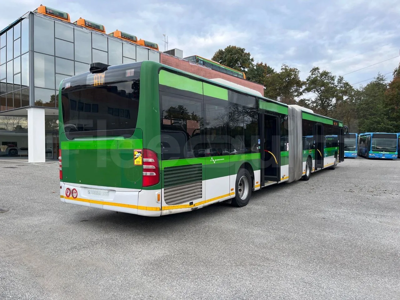 Mercedes-Benz O 530 G- 3P - Euro5 - 260kW - 17.940mt - 3/4 right rear doors open