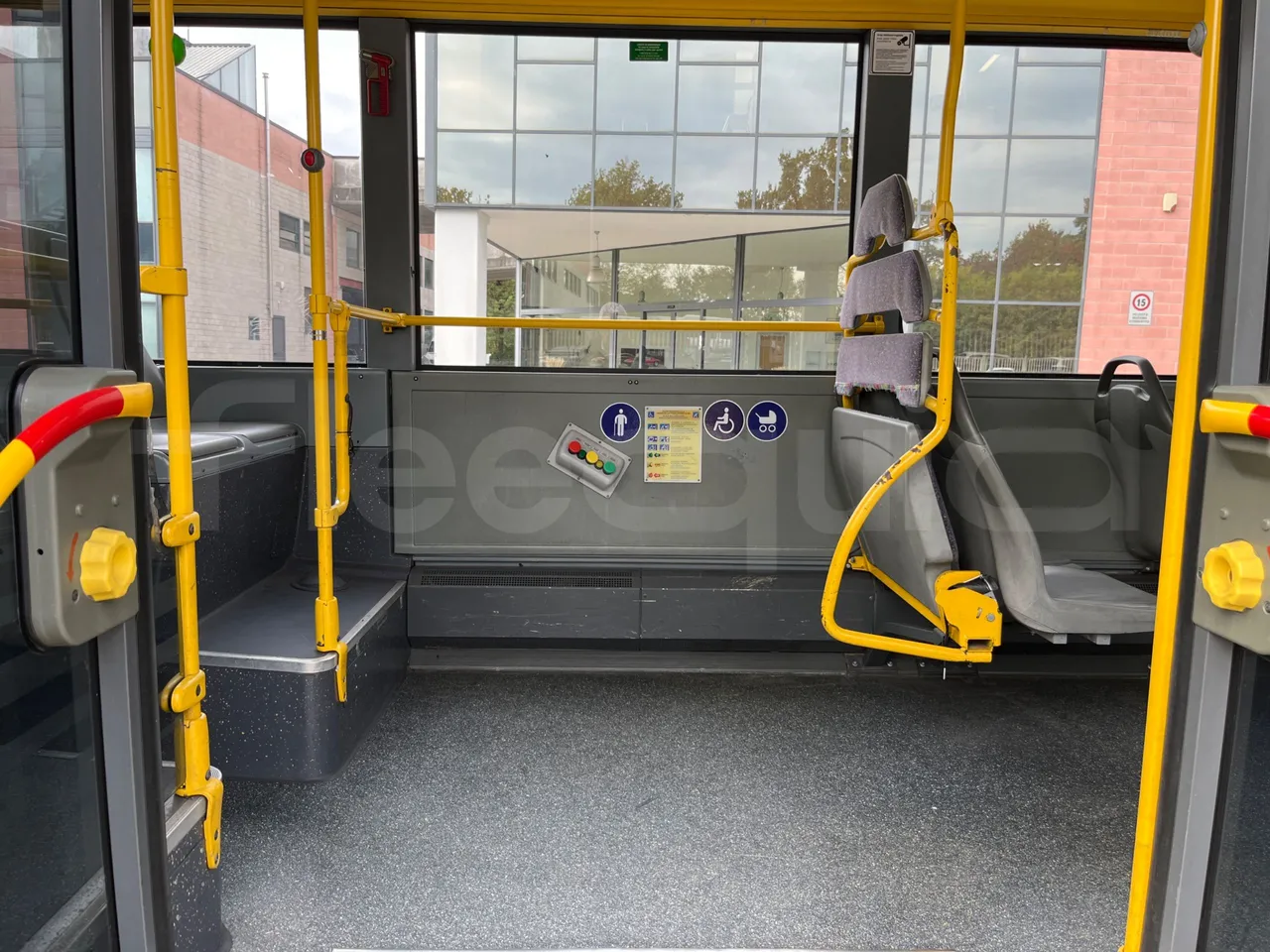 Mercedes-Benz O 530 G- 3P - Euro5 - 260kW - 17.940mt - disabled area photo