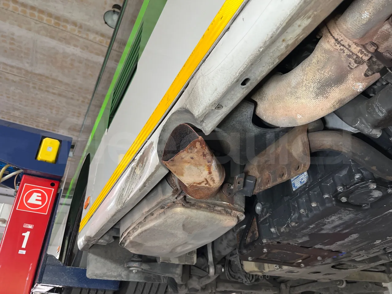 Mercedes-Benz O 530 G- 3P - Euro5 - 260kW - 17.940mt - exhaust photo