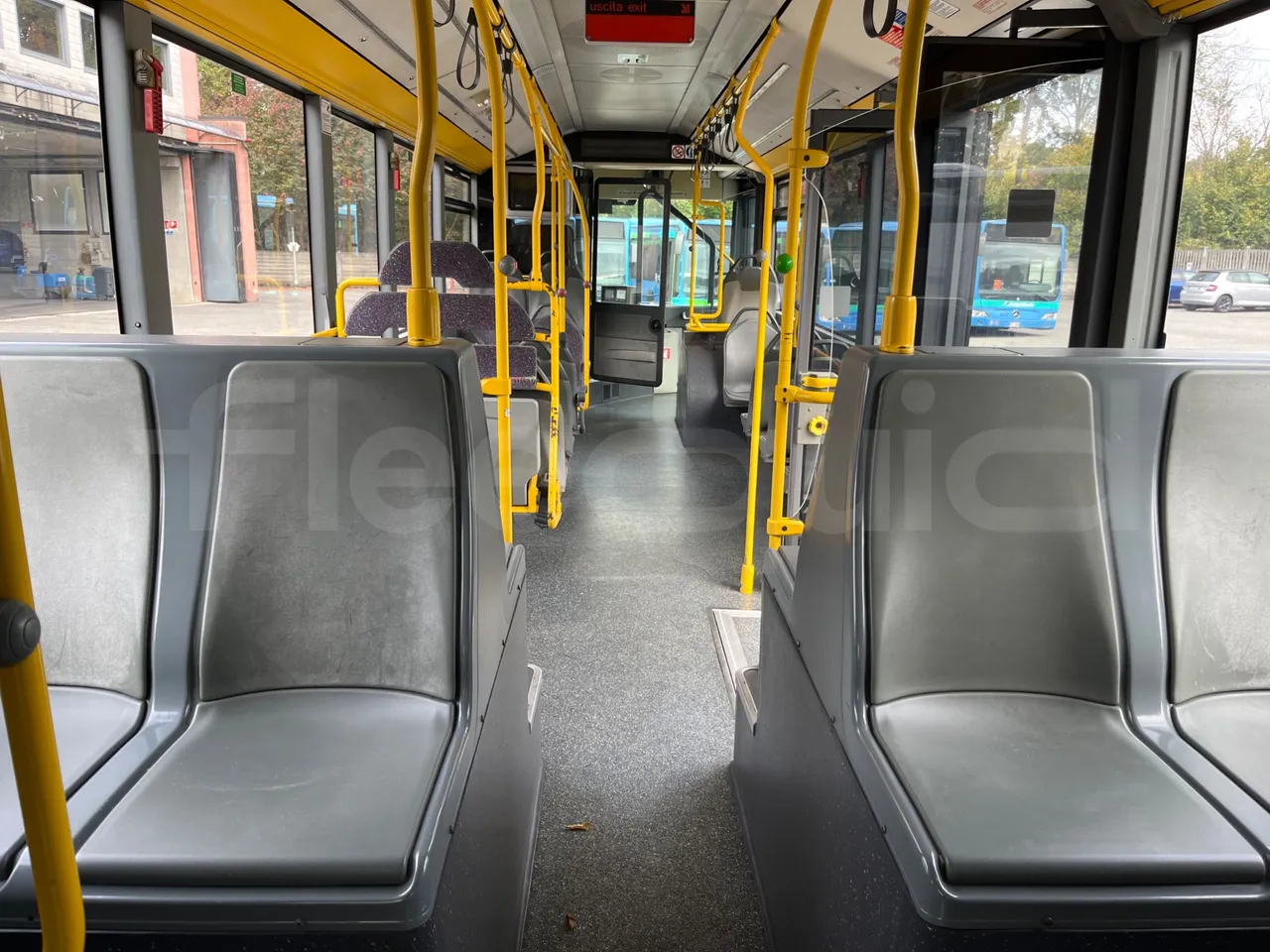 Mercedes-Benz O 530 G- 3P - Euro5 - 260kW - 17.940mt - forward view middle aisle