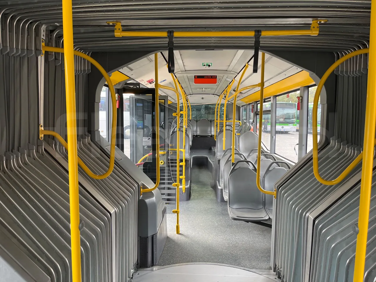 Mercedes-Benz O 530 G- 3P - Euro5 - 260kW - 17.940mt - reverse view middle aisle