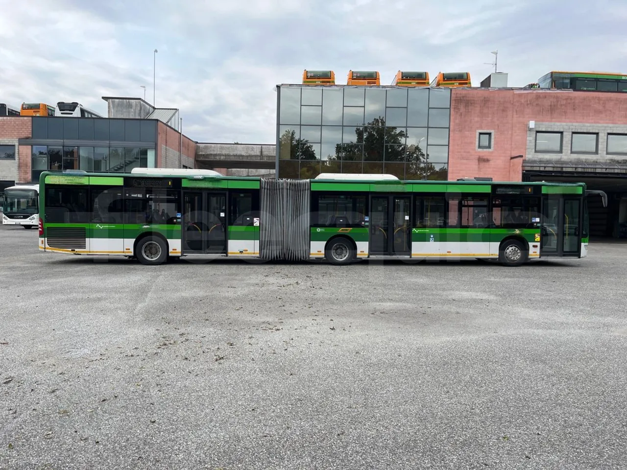 Mercedes-Benz O 530 G- 3P - Euro5 - 260kW - 17.940mt - right side doors closed