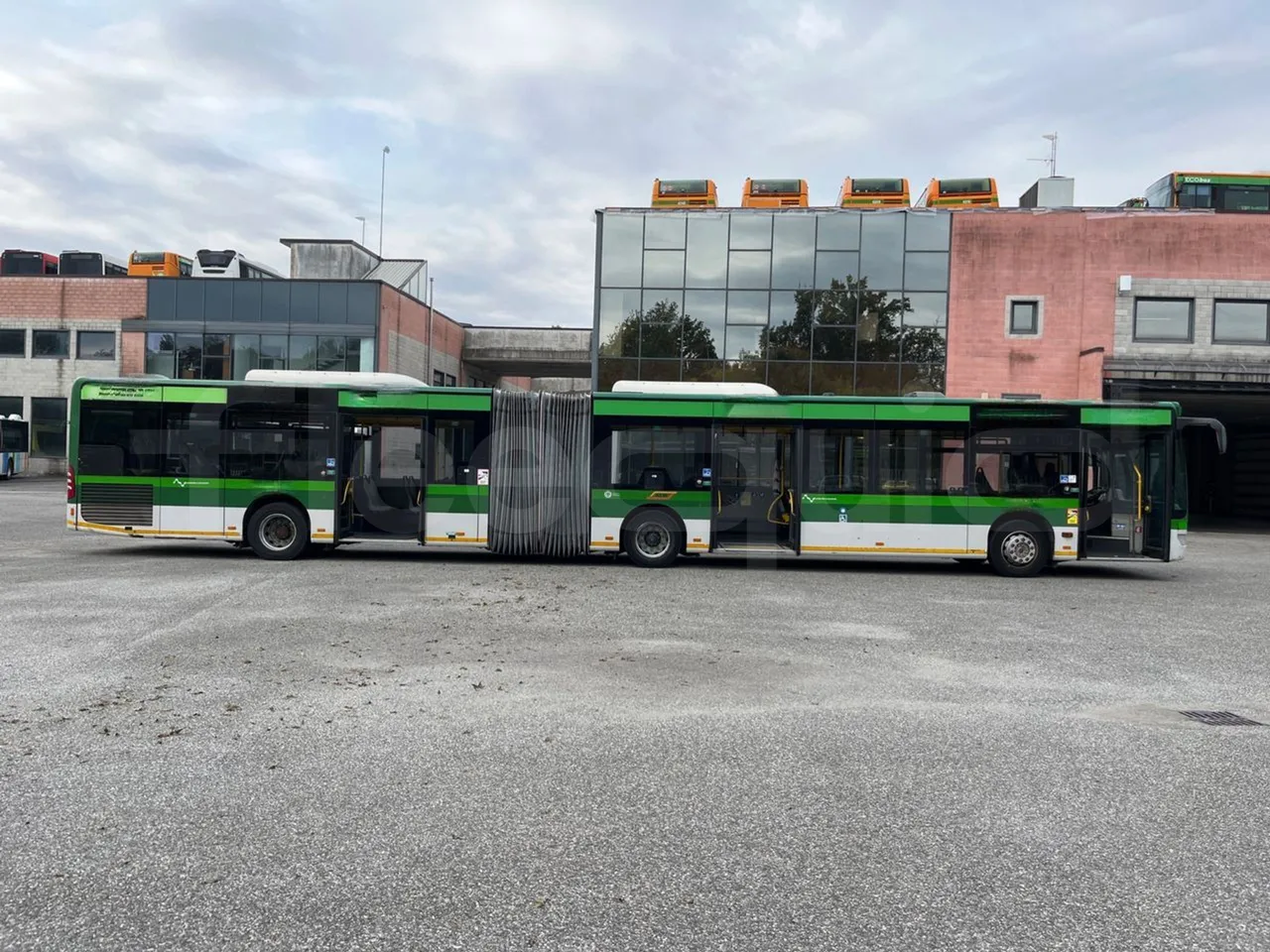 Mercedes-Benz O 530 G- 3P - Euro5 - 260kW - 17.940mt - right side doors open