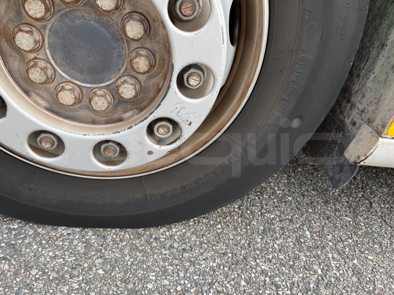 Mercedes-Benz O 530 G- 3P - Euro5 - 260kW - 17.940mt - front left tire measurements