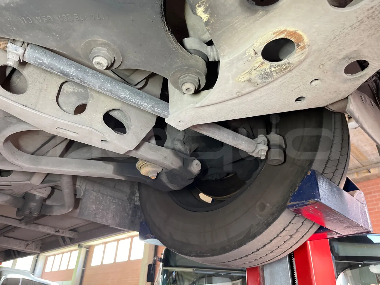 Mercedes-Benz O 530 G- 3P - Euro5 - 260kW - 17.940mt - front axle left side