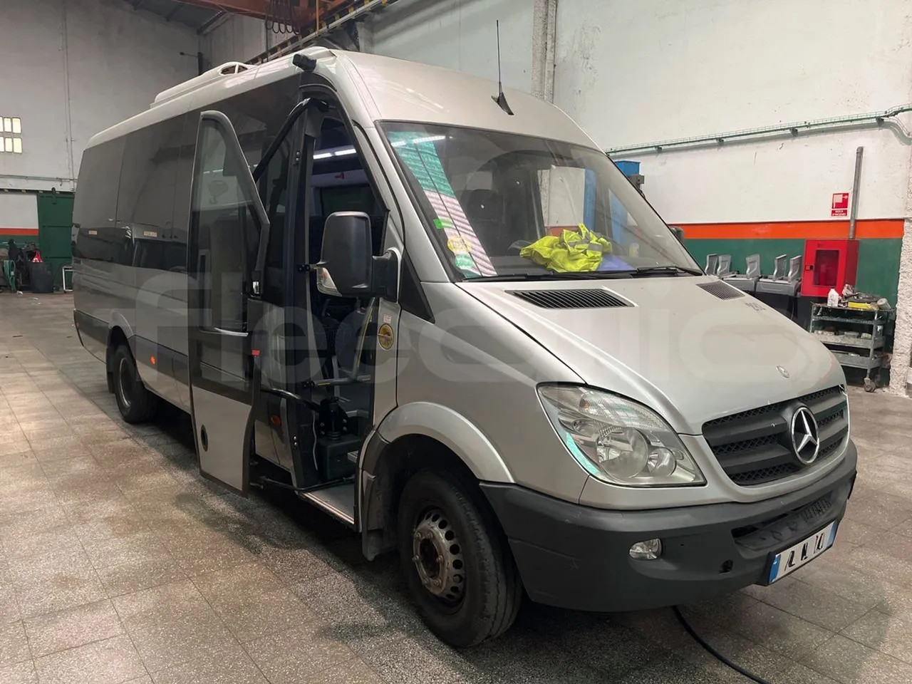 Mercedes-Benz Sprinter Strada -  EUR5 - 140kW - 7.34m - 3/4 right front doors open