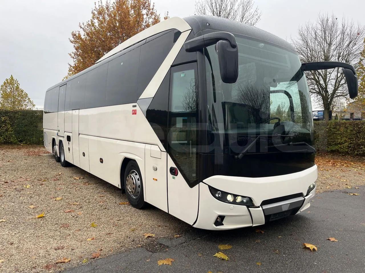 Neoplan Tourliner L  L -  Euro6 - 338 Kw - 13.913 - 3/4 front right doors