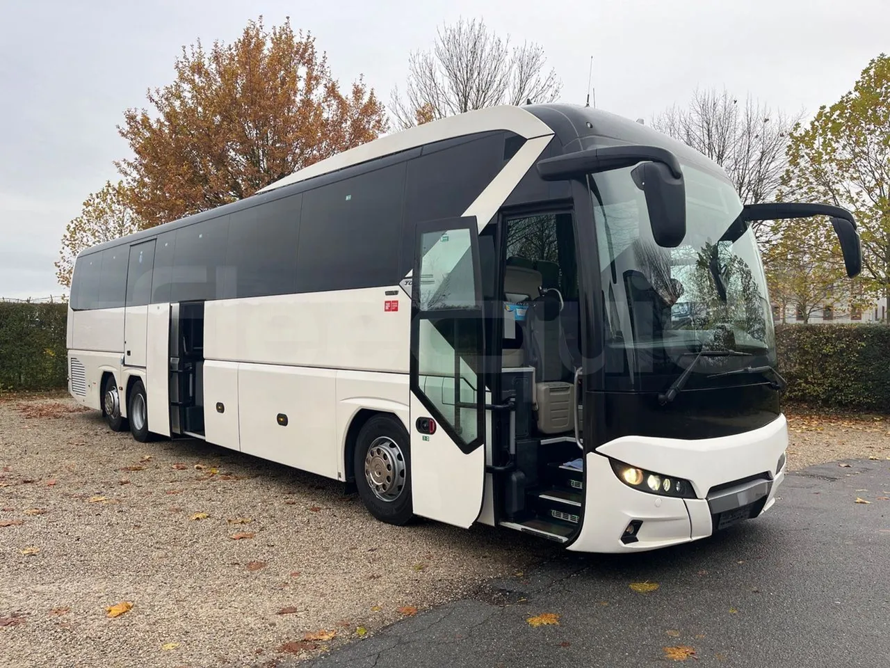Neoplan Tourliner L  L -  Euro6 - 338 Kw - 13.913 - 3/4 right front doors open