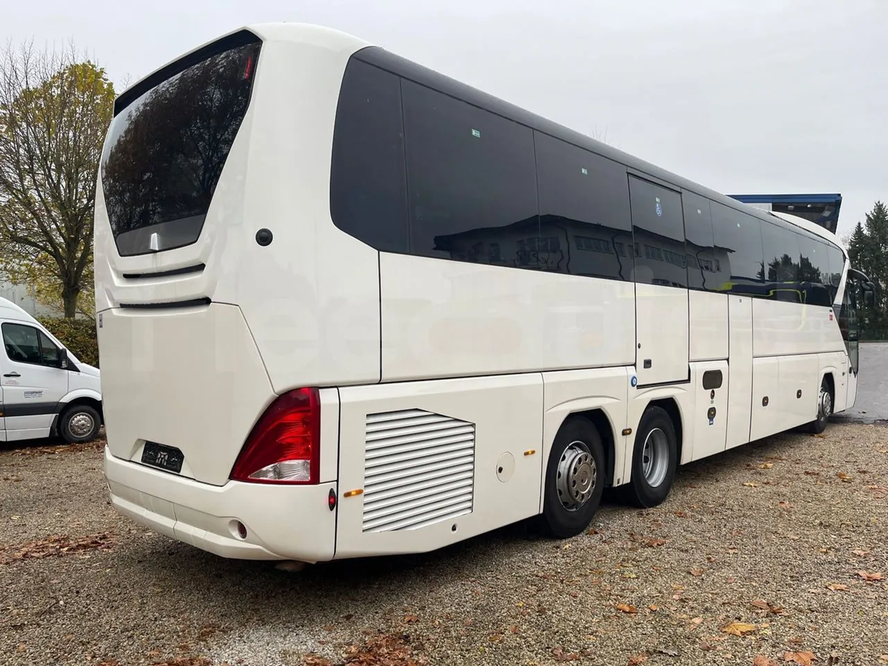 Neoplan Tourliner L  L -  Euro6 - 338 Kw - 13.913 - 3/4 right rear doors closed