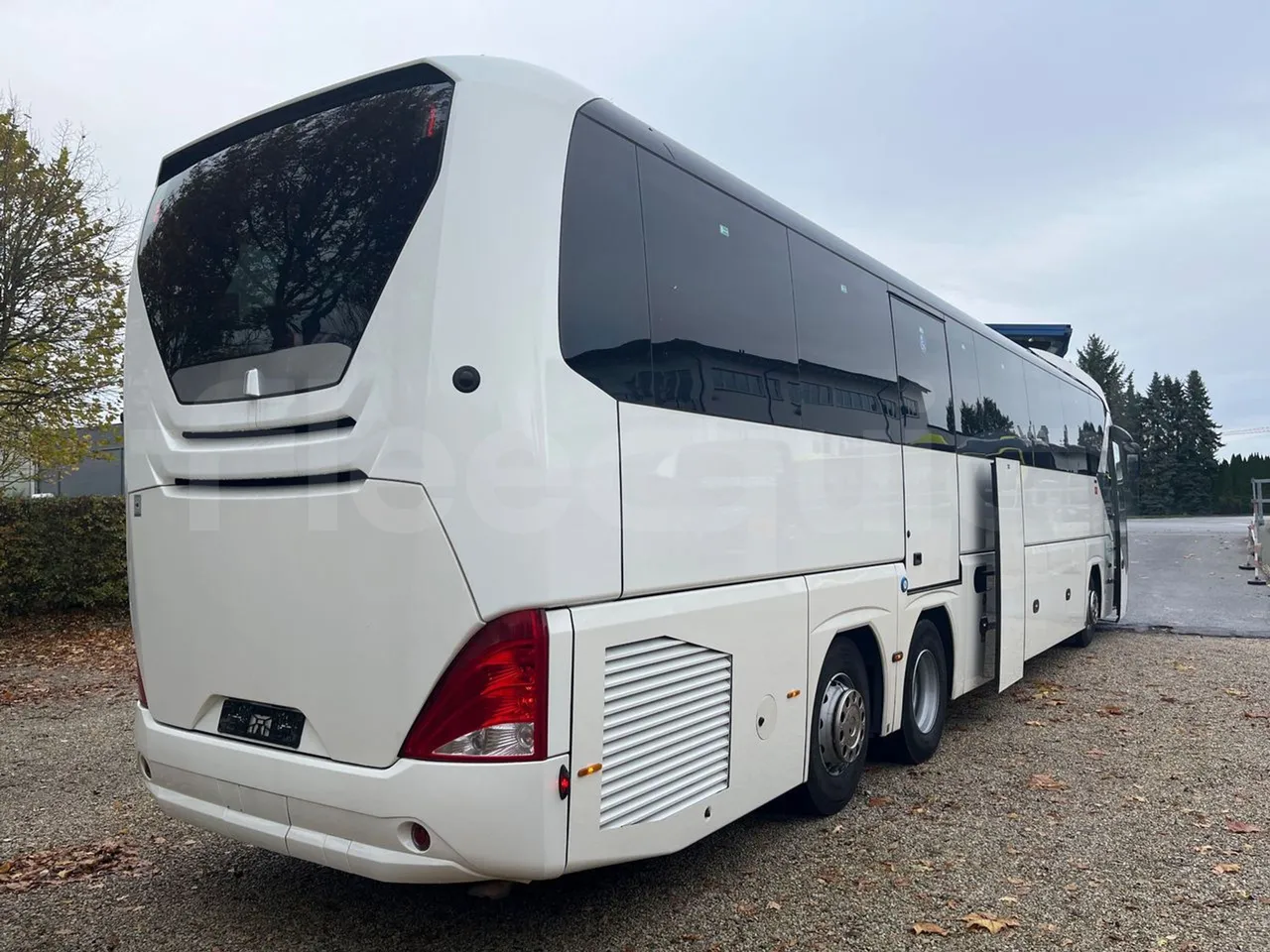 Neoplan Tourliner L  L -  Euro6 - 338 Kw - 13.913 - 3/4 right rear doors open