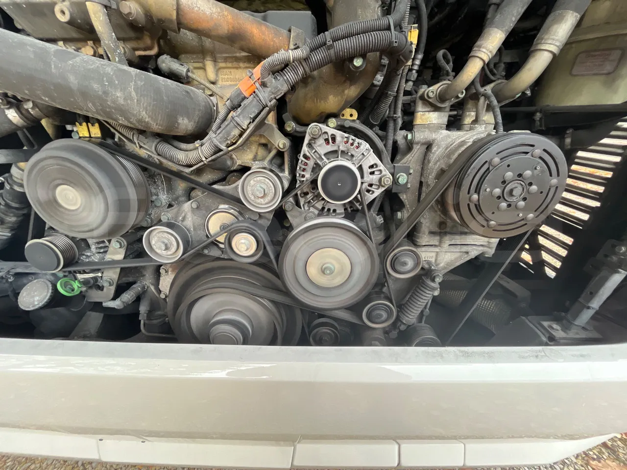 Neoplan Tourliner L  L -  Euro6 - 338 Kw - 13.913 - air conditioning compressor