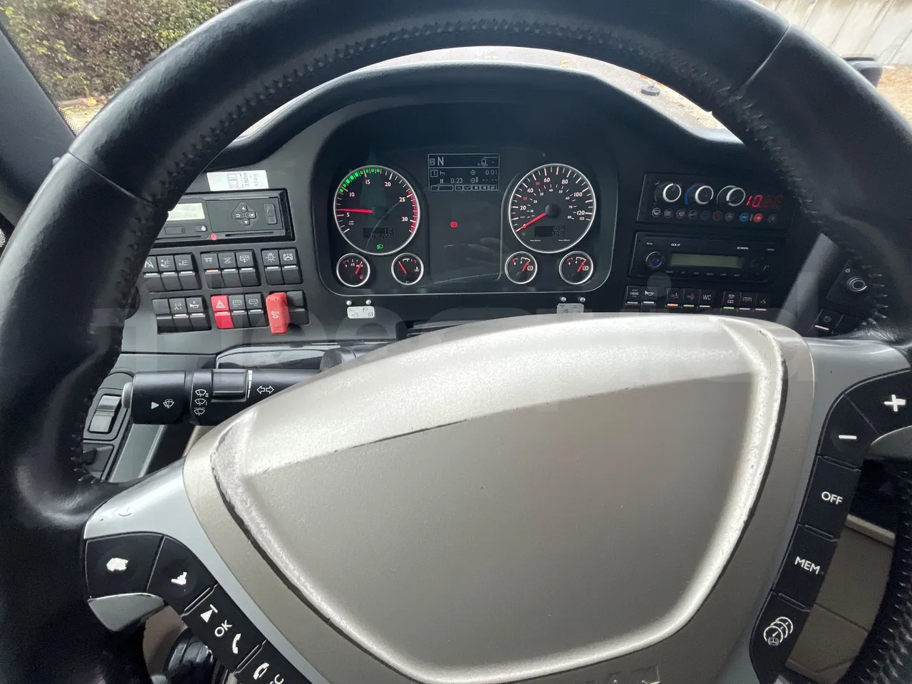 Neoplan Tourliner L  L -  Euro6 - 338 Kw - 13.913 - dashboard lights on