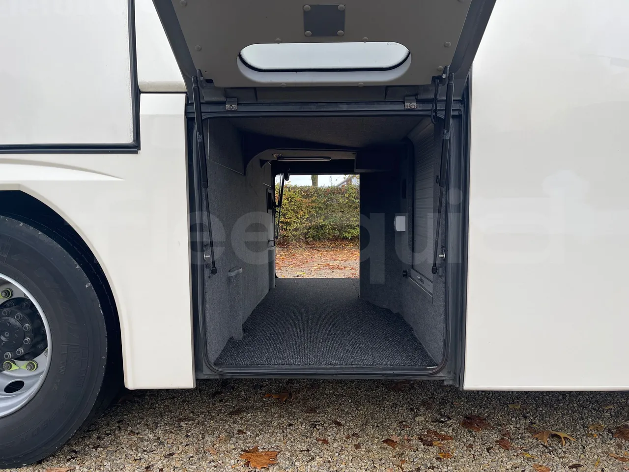 Neoplan Tourliner L  L -  Euro6 - 338 Kw - 13.913 - external compartments photo