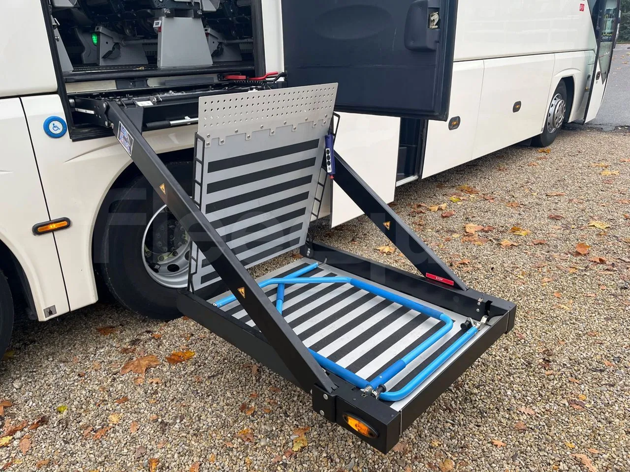 Neoplan Tourliner L  L -  Euro6 - 338 Kw - 13.913 - platform open photo