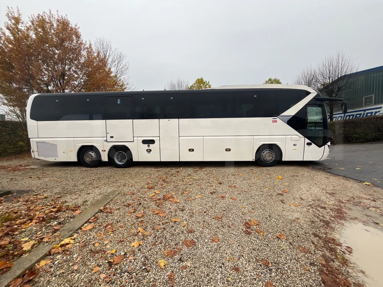 Neoplan Tourliner L  L -  Euro6 - 338 Kw - 13.913 - right side doors closed
