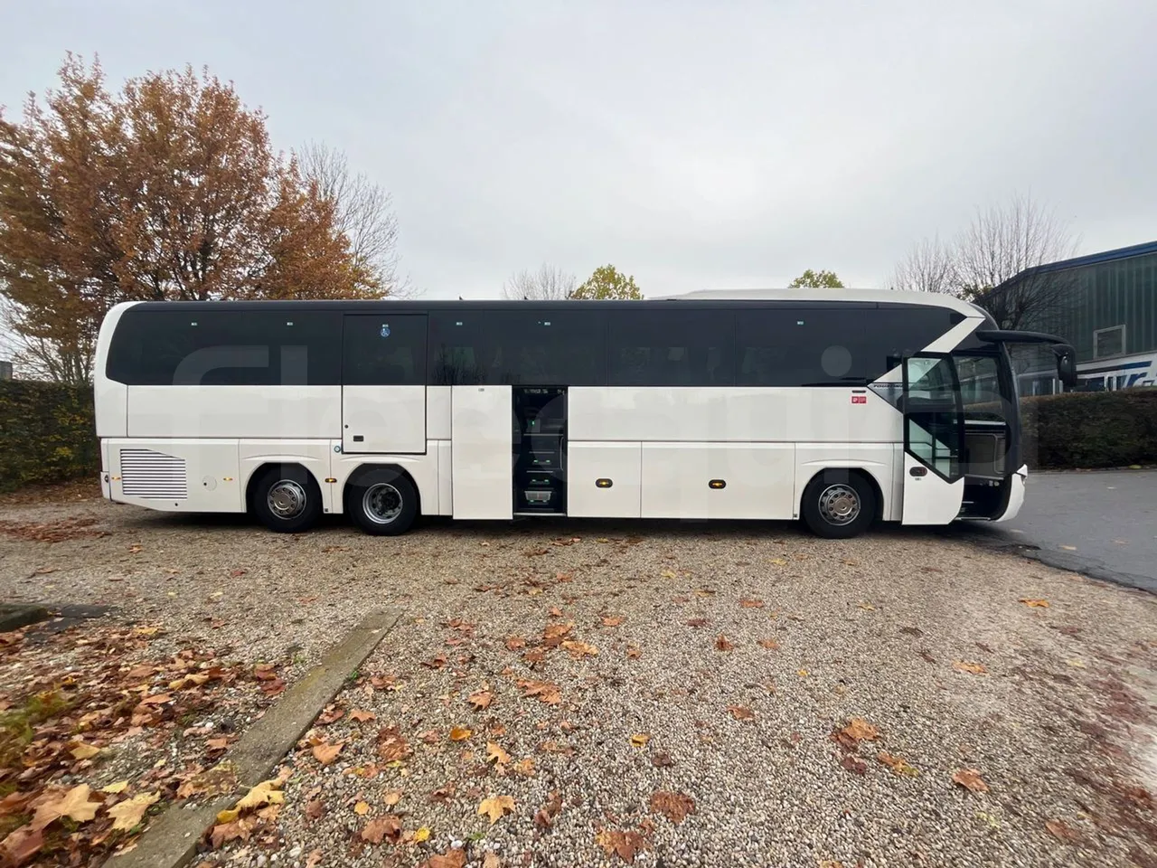 Neoplan Tourliner L  L -  Euro6 - 338 Kw - 13.913 - right side doors open