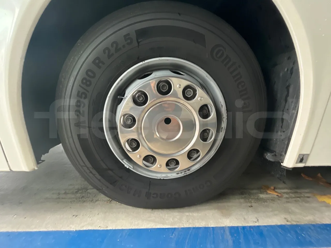 Neoplan Tourliner L  L -  Euro6 - 338 Kw - 13.913 - front left tire measurements
