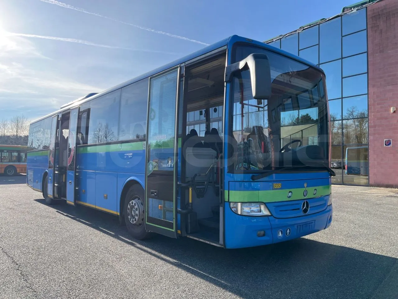 Mercedes-Benz Integro E5 4 - Euro5 - 220kW - 12.140mt - 3/4 right front doors open